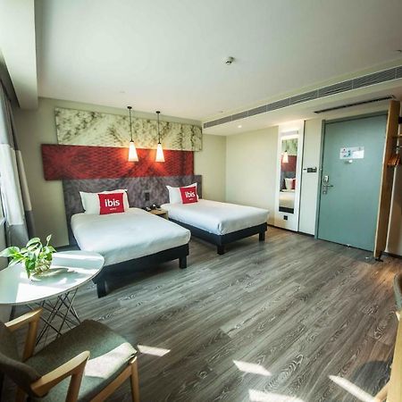Ibis Urumqi Weixing Square Hotel Exterior photo