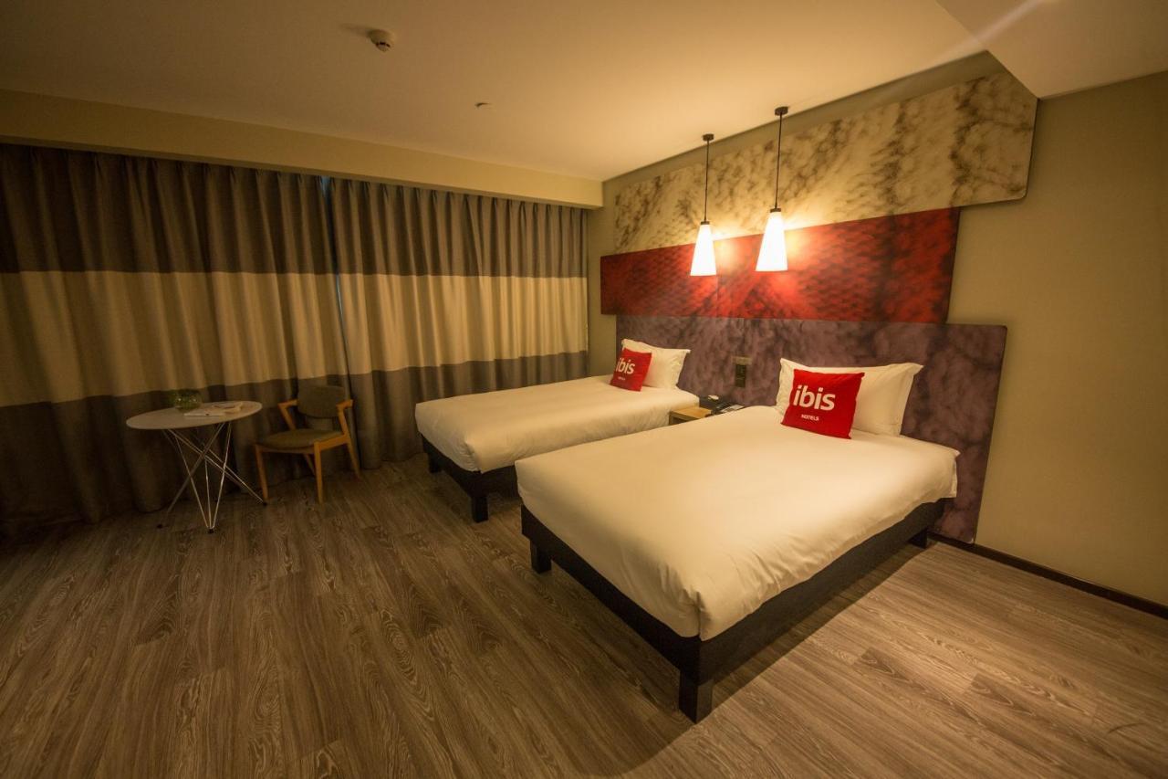 Ibis Urumqi Weixing Square Hotel Exterior photo