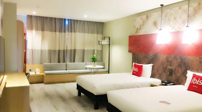 Ibis Urumqi Weixing Square Hotel Exterior photo