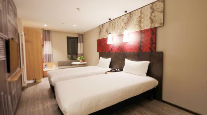 Ibis Urumqi Weixing Square Hotel Exterior photo