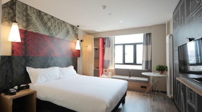 Ibis Urumqi Weixing Square Hotel Exterior photo