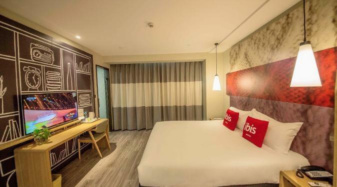 Ibis Urumqi Weixing Square Hotel Exterior photo