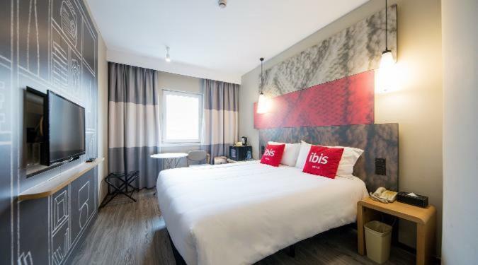 Ibis Urumqi Weixing Square Hotel Exterior photo