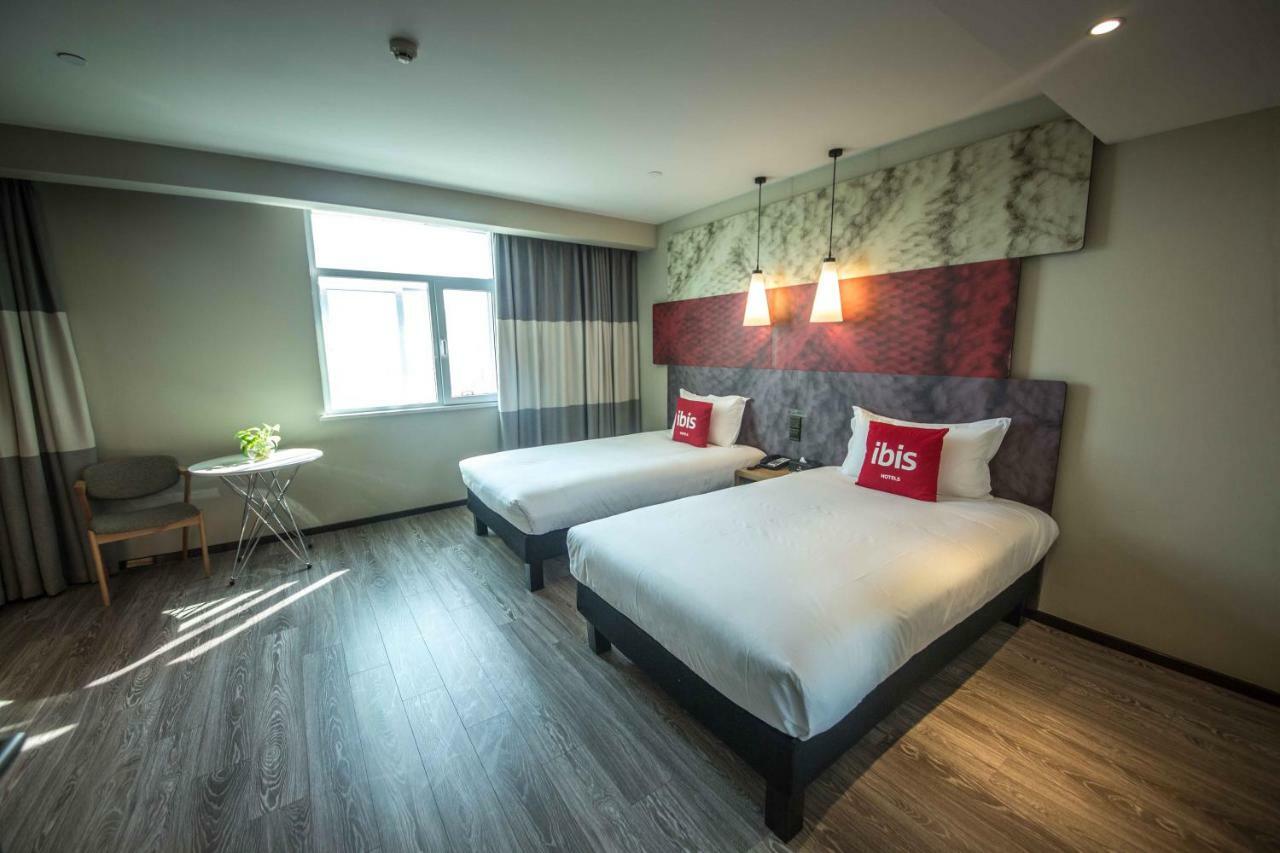 Ibis Urumqi Weixing Square Hotel Exterior photo